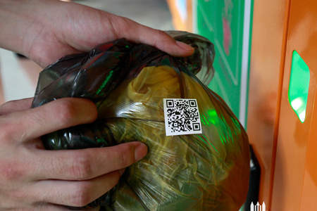 扫描垃圾袋上的二维码，，，，，翻开箱门，，，，，投放垃圾